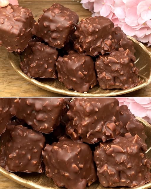 Postre casero sin horno de chocolate y naranja, con galletas trituradas, nueces, y cacahuetes, servido en porciones en un plato.