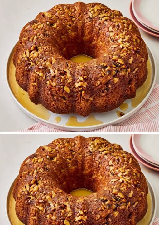 Pastel de ron dorado esponjoso, glaseado y servido en rebanadas sobre una mesa elegante.
