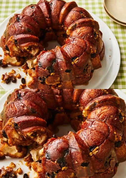 Pan de mono casero, dorado y caramelizado, servido en una fuente, con trozos visibles bañados en canela y azúcar.