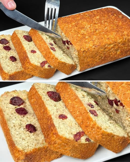 Pastel saludable de avena y manzanas, decorado con arándanos y nueces, servido en una porción.