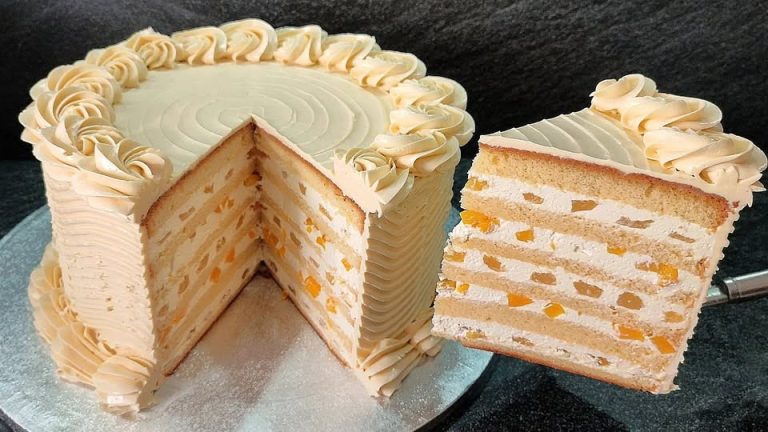 Pastel tropical de duraznos y mascarpone decorado con frutas tropicales, ideal para sorprender en cualquier ocasión.