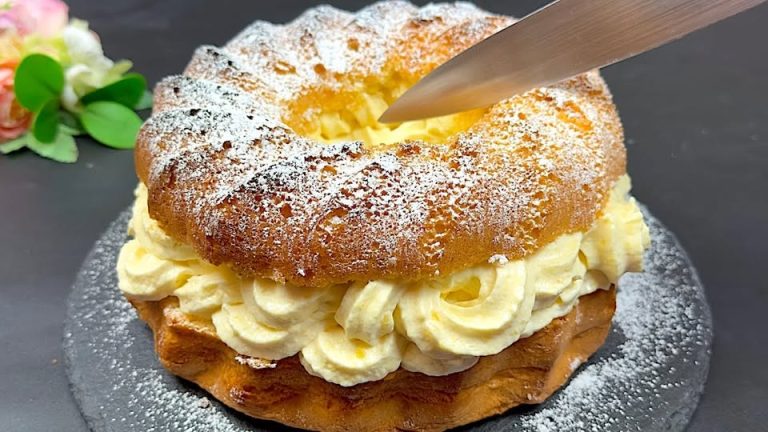 Pastel casero de durazno con bizcocho esponjoso, crema de fruta y cobertura suave de crema batida