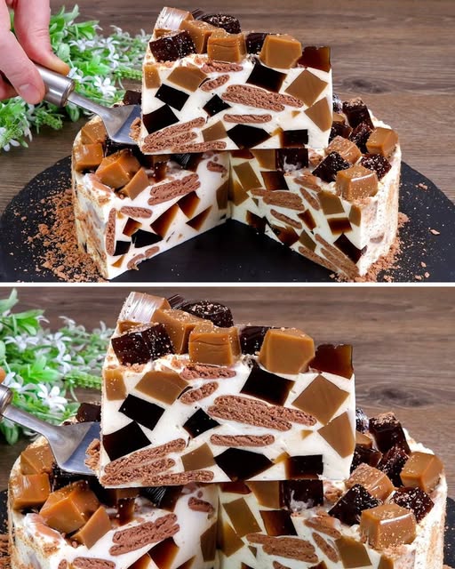 Postre casero de café con gelatina, crema y galletas de chocolate, presentado en un molde redondo.