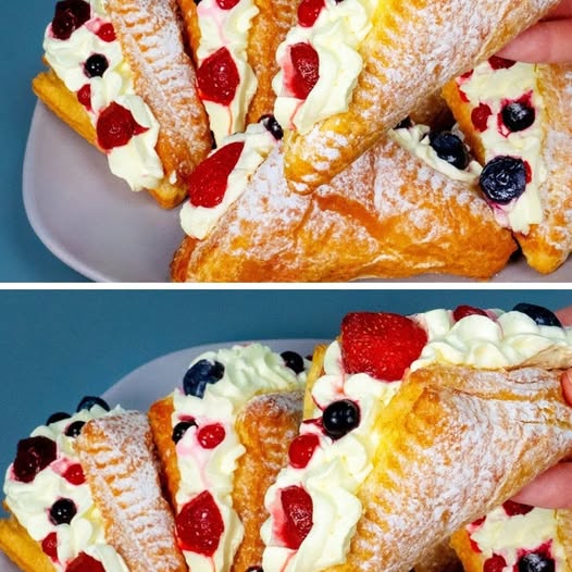 Delicioso postre cremoso de hojaldre con frutos rojos, café y mermelada de naranja, ideal para cualquier ocasión.