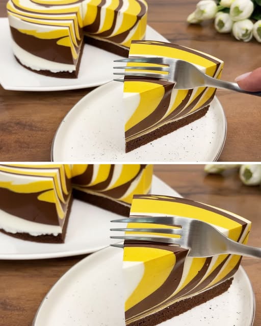 Pastel cremoso de cacao y cúrcuma, con capas de cobertura cremosa en tonos dorados, servido en un plato.